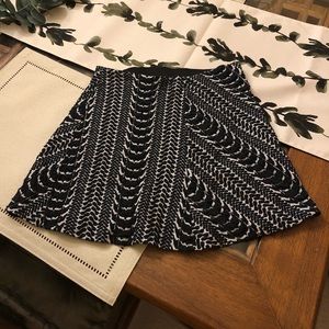 Zara - stretchy form fitting skirt, M 💙⚪️